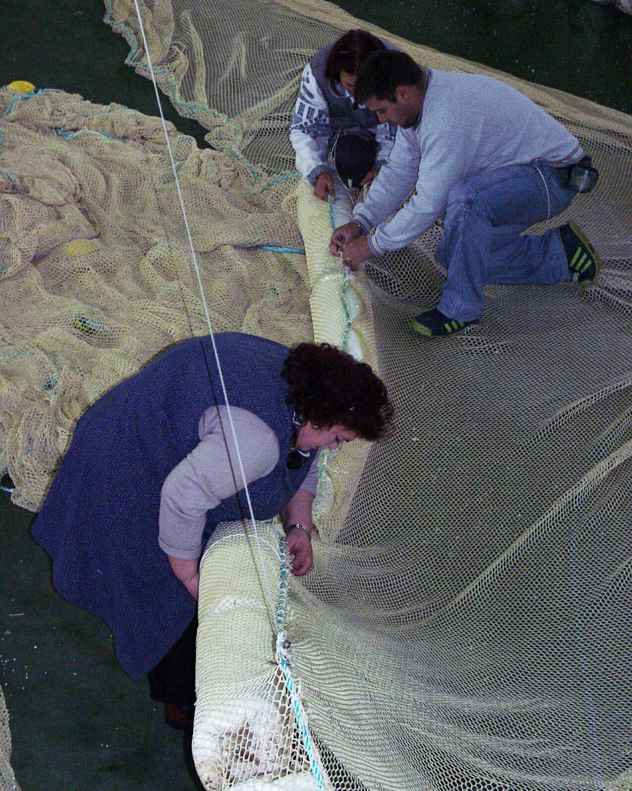 Preparación de redes para emplear contra la marea negra <br>Carmen Valiño