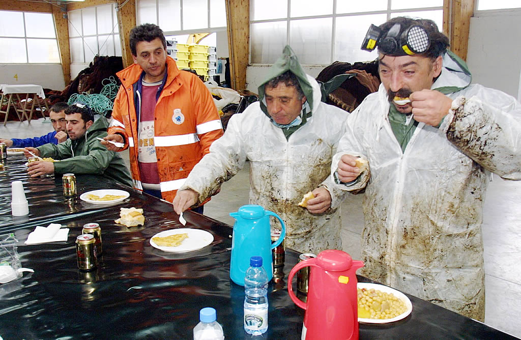9/12/2002 <br>Comedor improvisado en el puerto de Bueu para los marineros y voluntarios que regresaban cada día de limpiar fuel en la isla de Ons <br>Xoán Carlos Gil