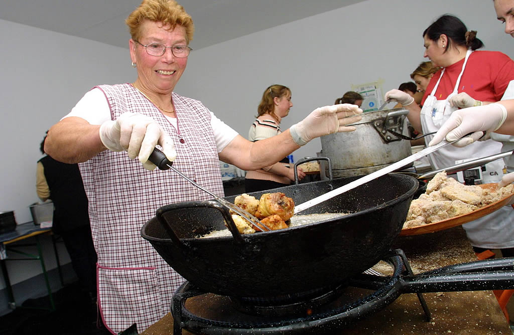 07/12/2002 <br> Los vecinos de Muxía cocinan para los voluntarios que participan en las tareas de limpieza  <br>José Manuel Casal